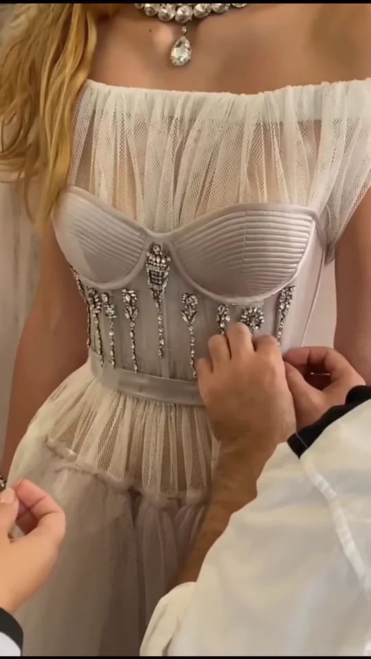 Что такое корсаж в одежде