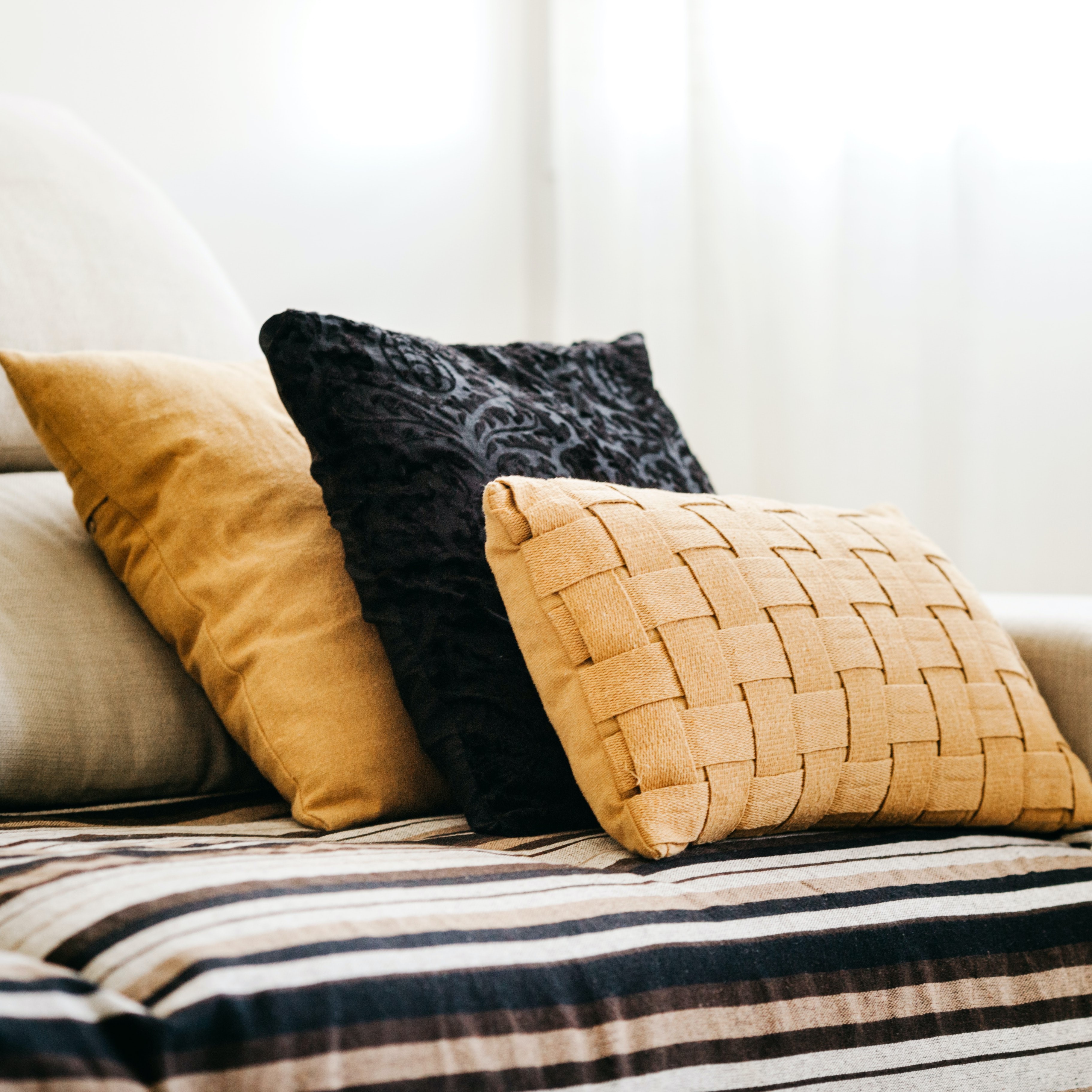 Чем лучше набить подушку для дивана