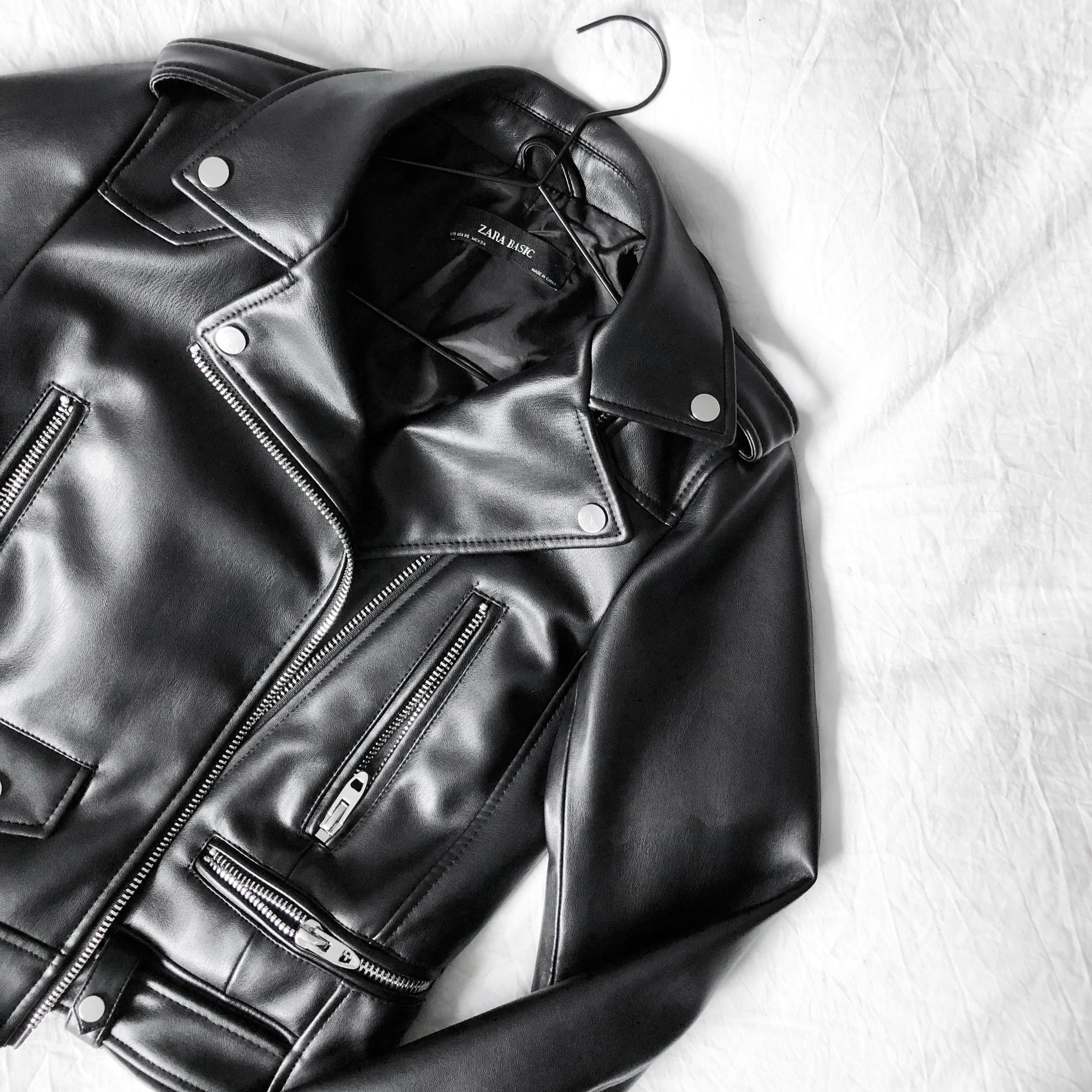 Модная женская кожаная куртка, топовые тренды сезона 2022: с чем носить, как освежить